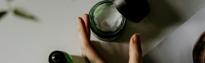 Greenwashing w branży kosmetycznej – gdzie leży granica między komunikacją a wprowadzaniem w błąd?